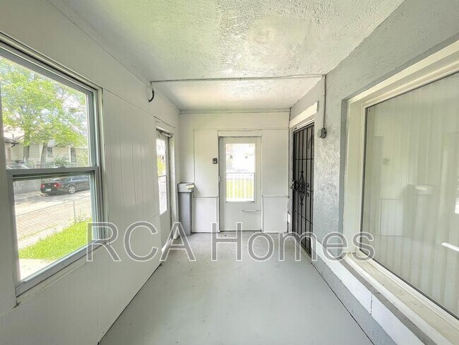 Building Photo - 433 N Bradley Ave