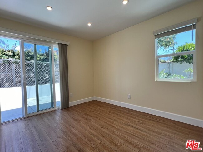 Building Photo - 3753 W 60th St