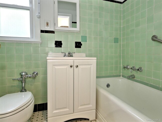 Building Photo - 5 Laurel St