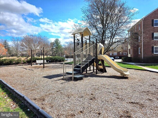 Building Photo - 6620 Boulevard View