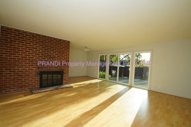 Building Photo - 525 Las Colindas Rd