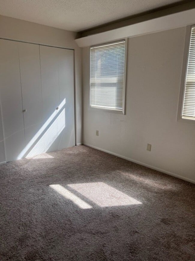 Building Photo - FREE RENT! 2x1 Townhome on Miller St S