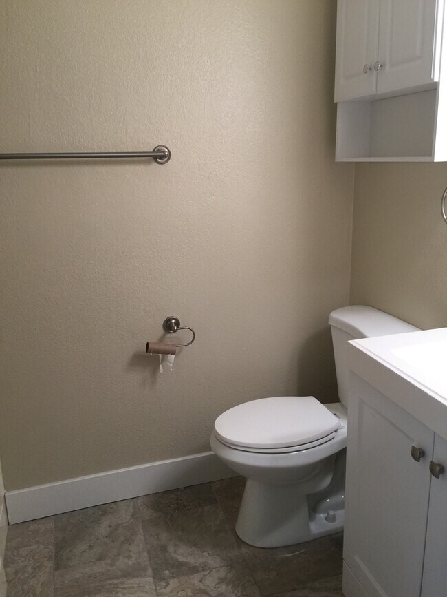 Building Photo - Riverside Home 4bd/ 2ba