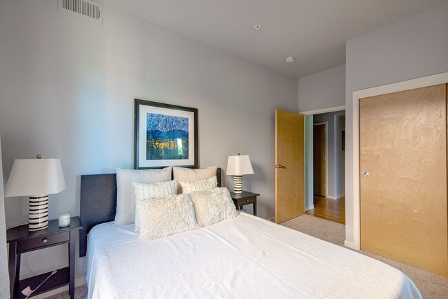 Building Photo - 2B/2B Luxury Louisville Condo with Mountai...