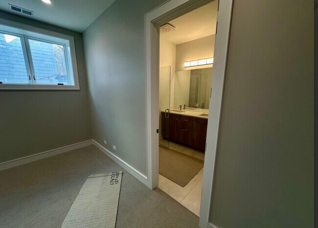 Building Photo - 4243 N Damen Ave