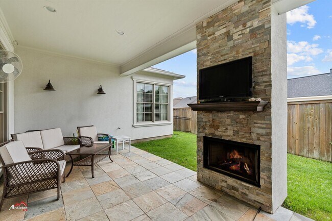 Building Photo - LUXURY LIVING IN THE PRESTIGIOUS PROVENANCE SUBDIVISION