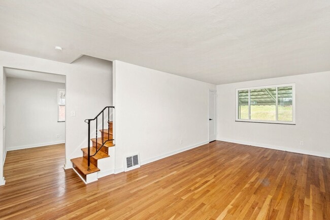 Building Photo - AVAILABLE JULY 1ST!! Don't miss this STUNNING 3 BEDROOM IN MCCANDLESS!!