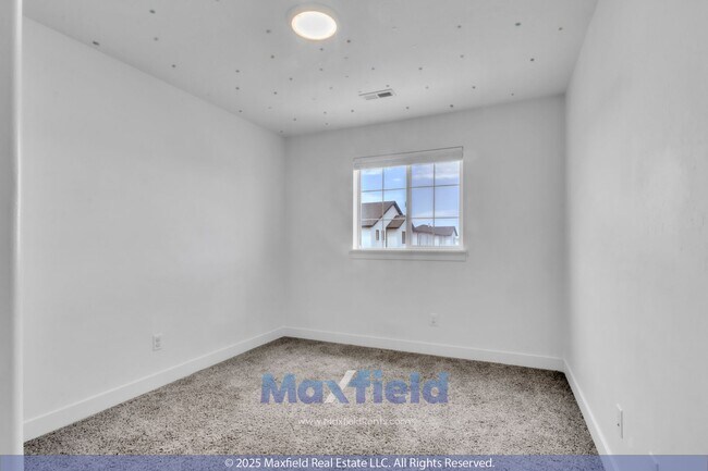 Building Photo - Spacious 5-Bedroom End-Unit Townhome with ...