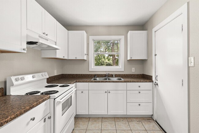 Building Photo - 2318 Pecan St