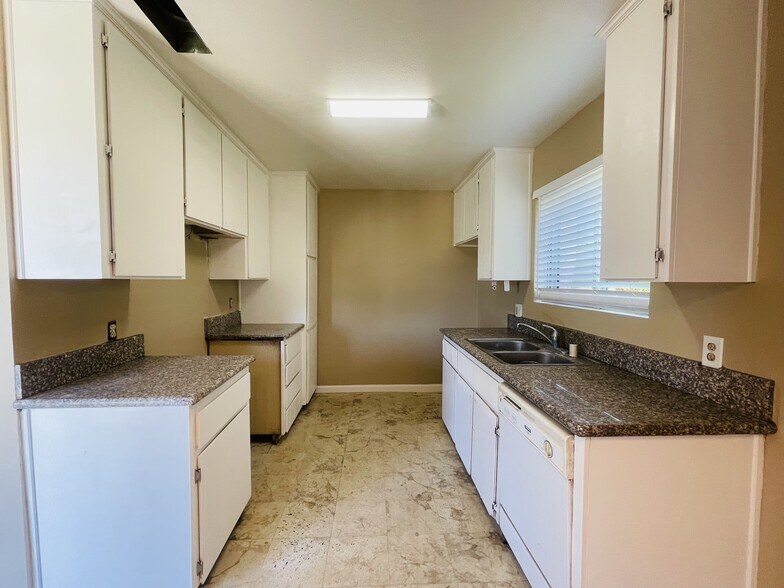 Building Photo - 430 W Beechwood Ave