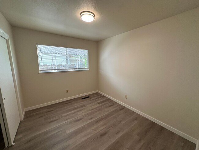 Building Photo - 1613 Carnation Ct