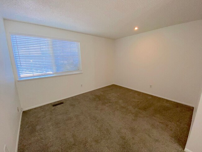 Building Photo - 843 Glen Martin Dr