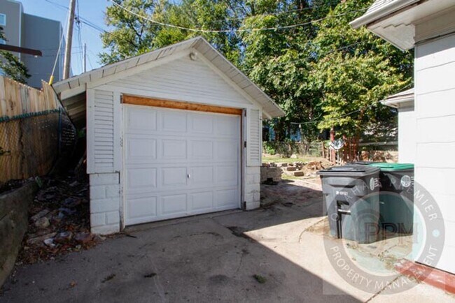 Building Photo - Spacious 4bd/2Ba Home