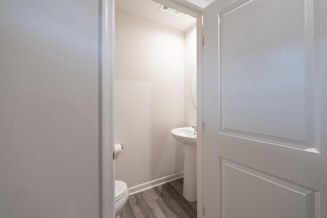 Building Photo - 3 bedroom, 2.5 bathroom townhouse.