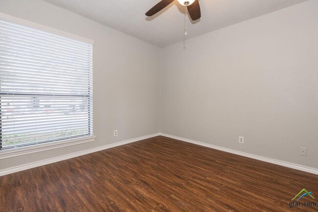 Building Photo - 5917 Hollytree Dr