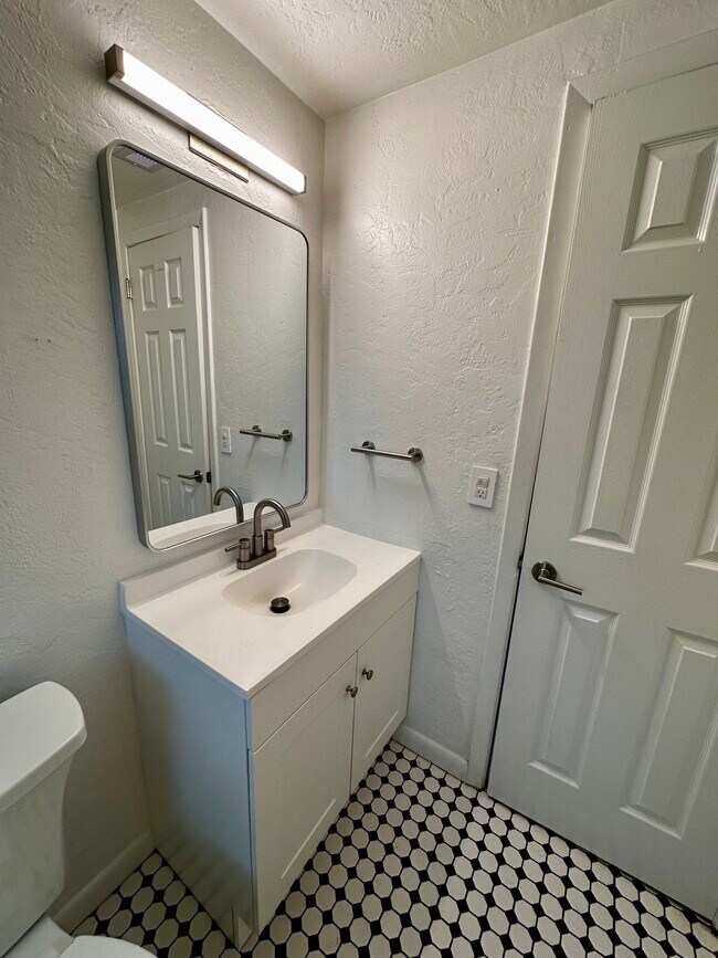 Building Photo - Bradenton Four Plex