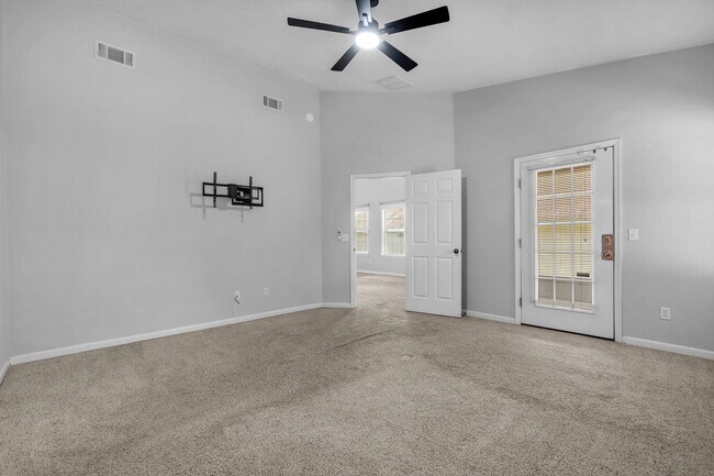 Building Photo - 944 Saddle Creek Run