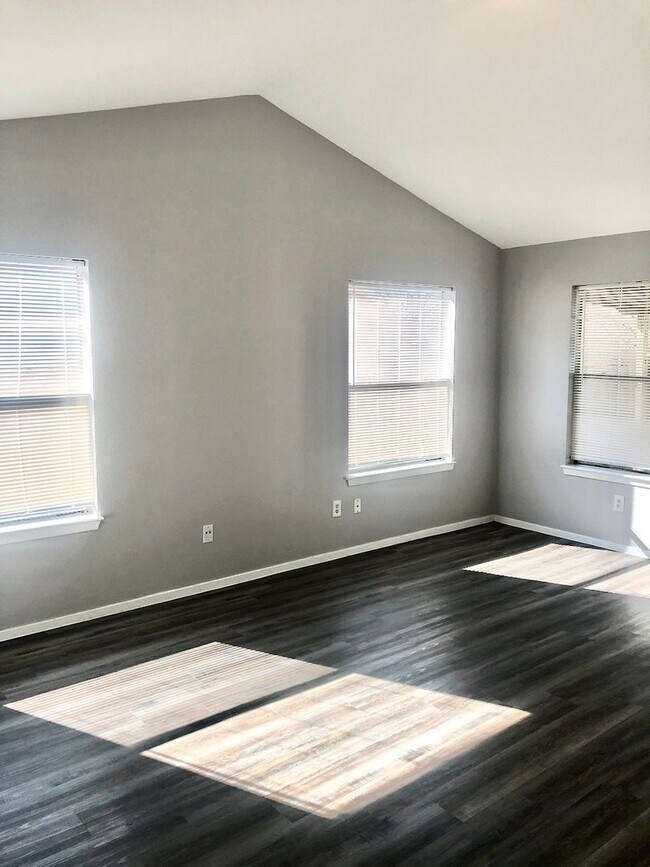 Building Photo - 12402 Alderbrook Dr