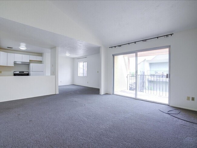 Building Photo - 2 Bedroom, 2 Bathroom with Community Pool!