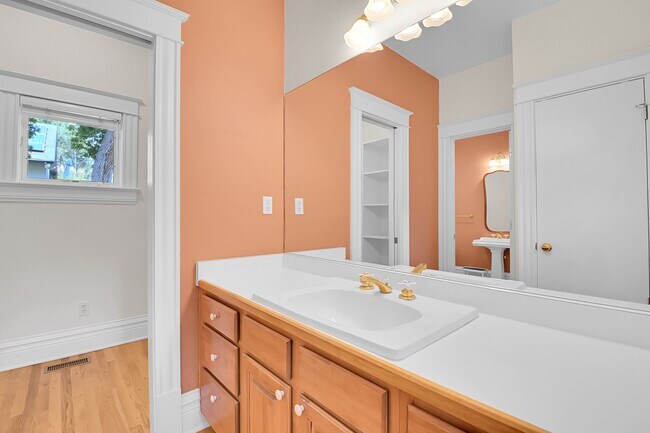 Building Photo - ONE block to OBSERVATORY PARK! great DU lo...