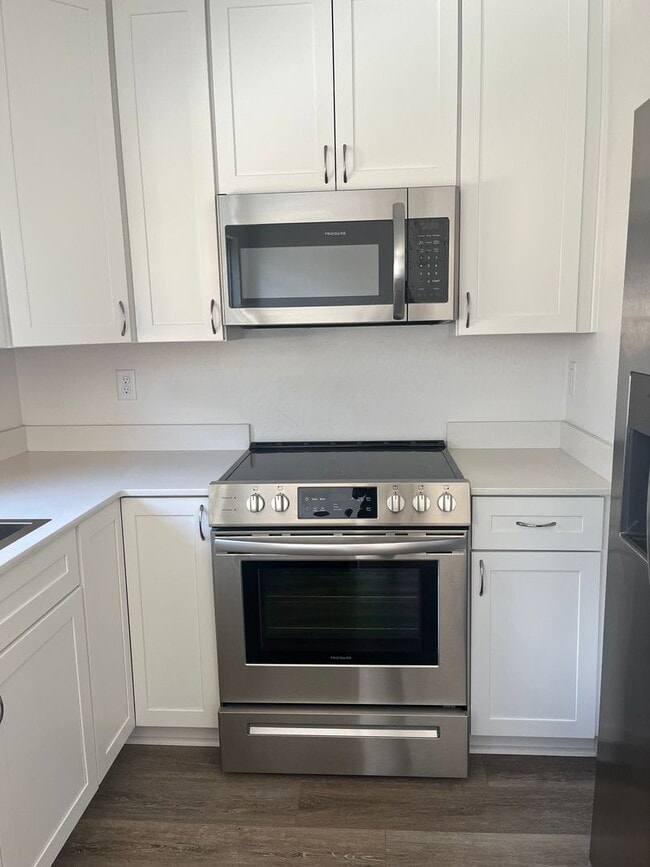 Building Photo - 2 Bedroom 1.5 Bath Townhouse