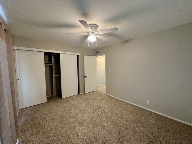 Building Photo - 6514 S Lakeshore Dr