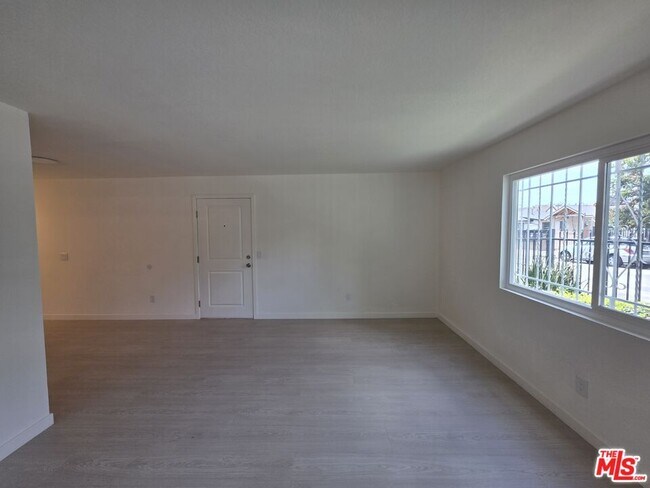 Building Photo - 912 N Ridgewood Pl