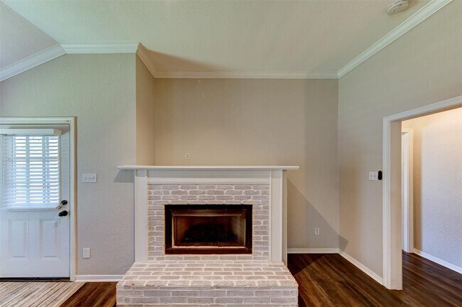 Building Photo - 402 Live Oak Ln