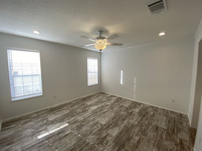 Building Photo - 812 Concord St