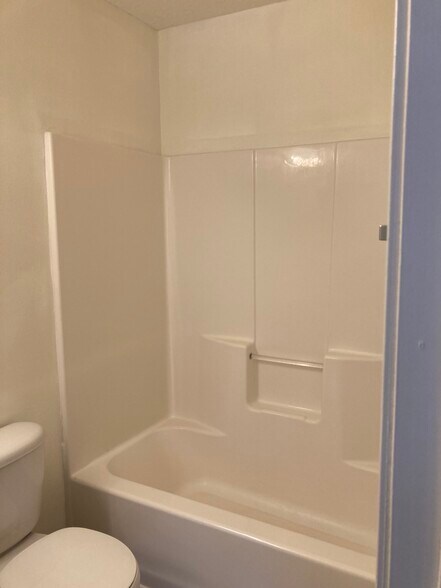 Building Photo - 421 Scrub Jay Dr