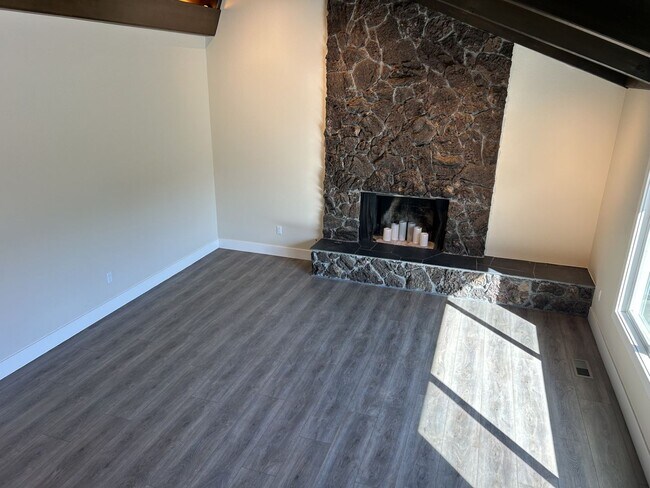 Building Photo - Beautifully Remodeled President’s Neighborhood Home