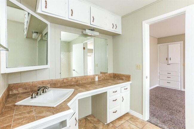 Building Photo - 401 E 7th St