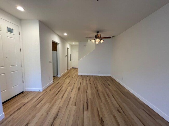 Building Photo - Gorgeous Elk Grove 3 Bedroom on Crystal Wa...