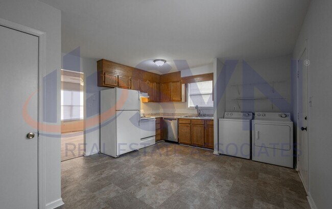 Building Photo - 407 S Merritt Mill Rd