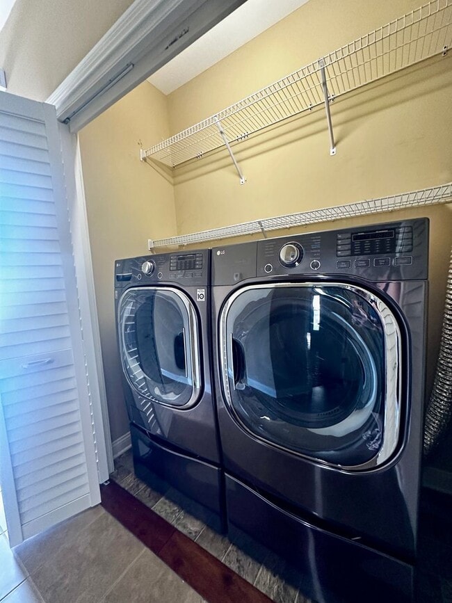 Building Photo - Welcome to this cozy and inviting 2-bedroo...