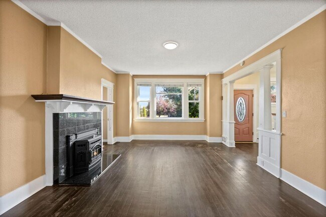 Building Photo - Spacious 3-Bed Tacoma Home w/ Office, A/C,...