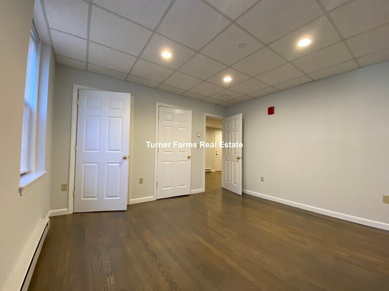 Building Photo - 73 Park Dr