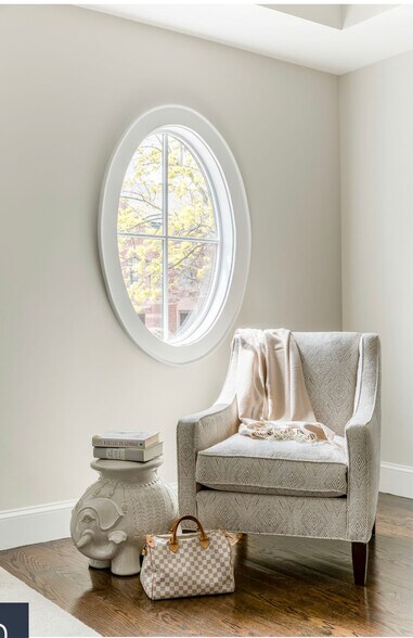 Sitting area - living room - 846 E Broadway