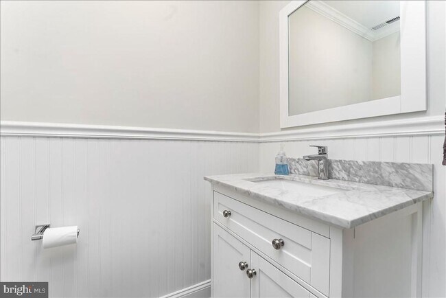 Building Photo - 67 Lownes Ln