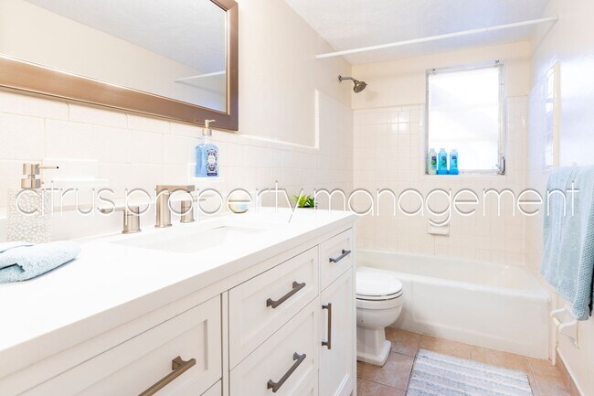 Building Photo - 3026 Fairway Ln