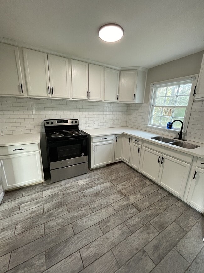 Building Photo - 732 Cedarhurst Rd