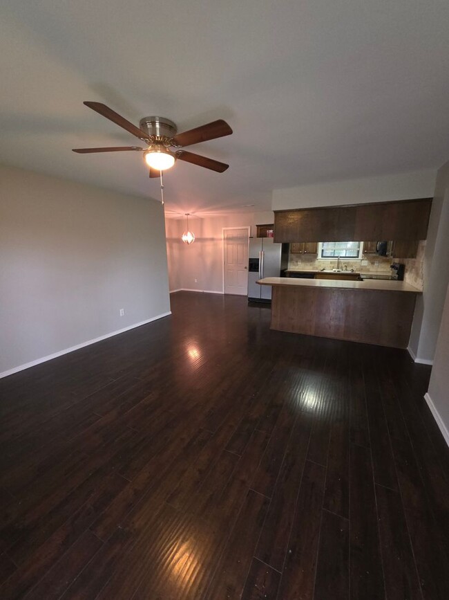 Building Photo - 604 Twin Oaks Dr