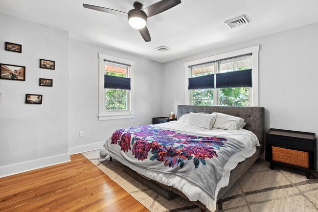 Building Photo - *Beautifully Updated & Spacious 4BD/4BA Si...