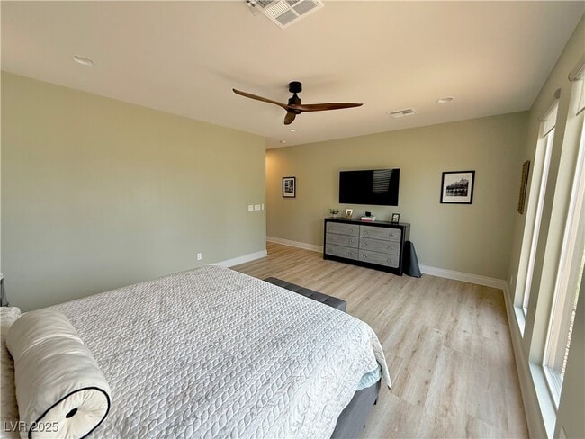 Building Photo - 4760 SE Clifftop Dr