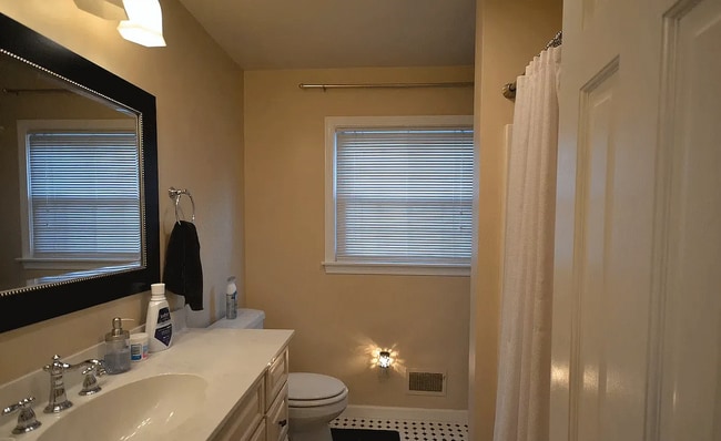 Building Photo - 207 Hawthorn Dr