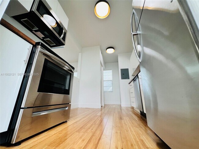 Building Photo - 960 Bay Dr