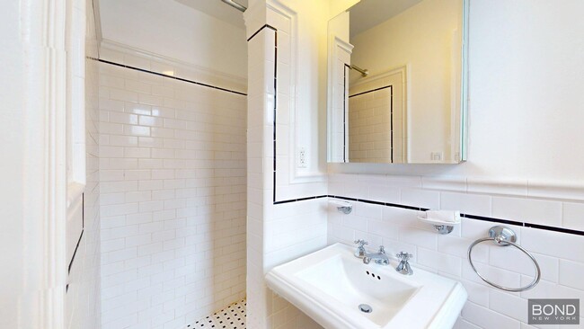Building Photo - 115 E 92nd St
