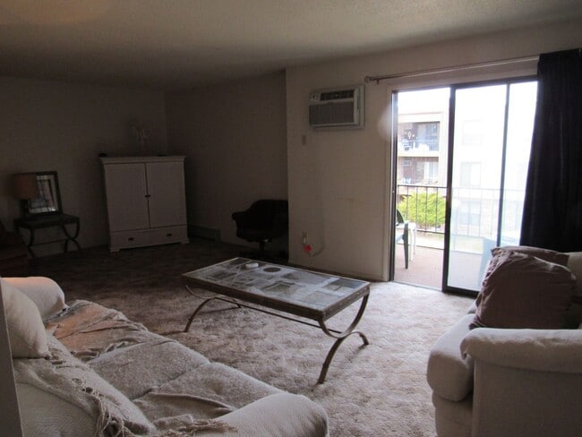 Building Photo - Large One Bedroom w/ Heat & Water Paid