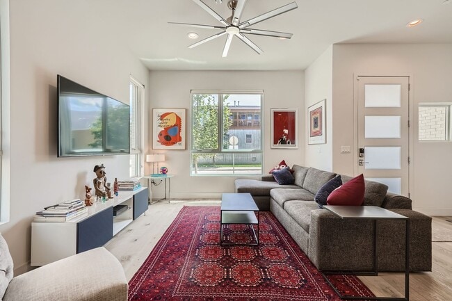 Building Photo - Modern 3 BDR S'Park Boulder Townhome