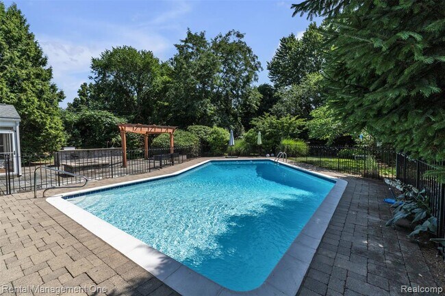 Building Photo - 3015 High Pointe Ct